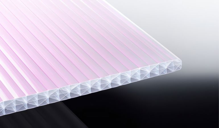 Die sonnenreflektierende 25 mm Stegplatte aus Polycarbonat ist schlagzäh reduziert durch Ihre extrudierte Infrarot-Reflektionsschicht die Sonneneinstrahlung um bis zu 80%.